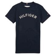 Lyhythihainen t-paita Tommy Hilfiger  U HILFIGER ARCHED TEE  4 vuotta