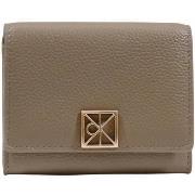 Lompakot Calvin Klein Jeans  EMBLEM HW PEBBLE TRIFOLD W/ZIP LV04F1128G...