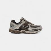 Kengät Nike  Zoom Vomero 5 College Grey Cave Stone  45