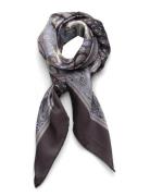 Cwfaduma Patterned Claire Woman