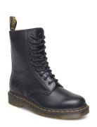 1490 Black Smooth Nyörisaappaat Black Dr. Martens