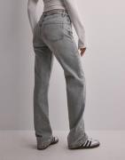 Nelly - Harmaa - Low Waist Straight Leg Jeans