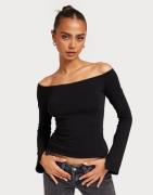 Nelly - Musta - Off Shoulder Slit Top