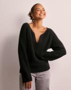 Nelly - Musta - Shaped Neck Knit Sweater