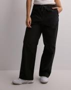 The North Face - Musta - W Rope Tie Wide Leg Pant