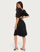 JDY - Musta - Jdysophie 2/4 Detail Dress Wvn Exp