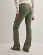 Nelly - Vihreä - Low Waist Bootcut Stitch Jeans