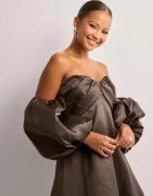 Malina - Ruskea - Val off-shoulder mini dress