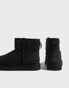 UGG - Musta - W Classic Mini II