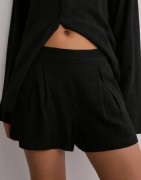 Nelly - Musta - Flowy Linen Shorts