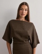 Nelly - Ruskea - Stunning Structure Tee