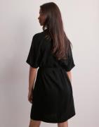 Pieces - Musta - Pcvinsty Ss Shirt Dress
