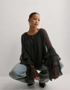 Nelly - Musta - Flounce Sleeve Blouse