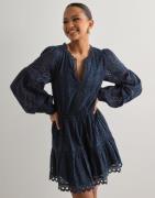 Nelly - Sininen - Embroidered Dress
