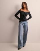 Nelly - Musta - Cute Ruffle Top