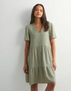 Only - Vihreä - Onltiri-Caro S/S V-Neck Lin Dress C
