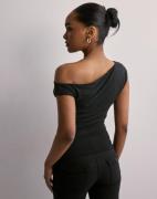 Nelly - Musta - Asymmetric Shoulder Top