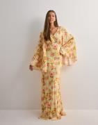 Malina - Keltainen - Simone tie-back satin maxi dress