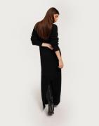Nelly - Musta - Loose Fuzzy Knit Dress