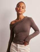 Nelly - Ruskea - Luxurious Ultra Soft Shoulder Top