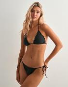 Nelly - Musta - Frill Bikini Triangle