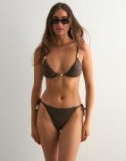 Malina - Ruskea - Magnolia Pearl Detailed Bikini top