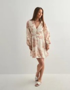 Neo Noir - Kukallinen - Milly Emb Rose Dress