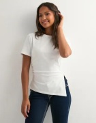 Nelly - Valkoinen - Asymmetric Tee