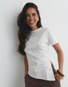 Nelly - Valkoinen - Asymmetric Tee