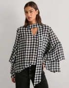 Vero Moda - Musta - Vmsia Ls Flounce Top Wvn Ga