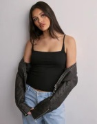 Nelly - Musta - Strap Base Top