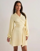 Neo Noir - Keltainen - Colbie Heavy Sateen Dress